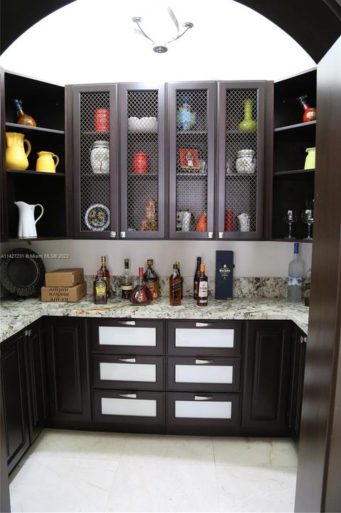 最近售出: $2,800,000 (7 贝兹, 4 浴室, 5965 平方英尺)