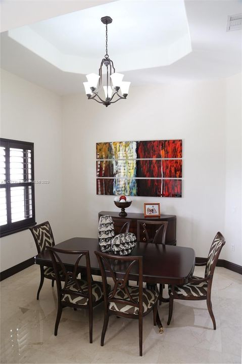 最近售出: $2,800,000 (7 贝兹, 4 浴室, 5965 平方英尺)