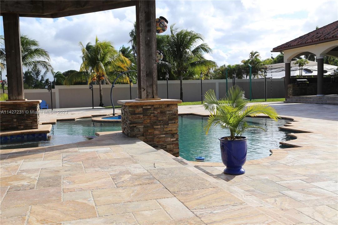 最近售出: $2,800,000 (7 贝兹, 4 浴室, 5965 平方英尺)