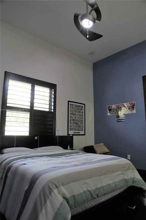 最近售出: $2,800,000 (7 贝兹, 4 浴室, 5965 平方英尺)