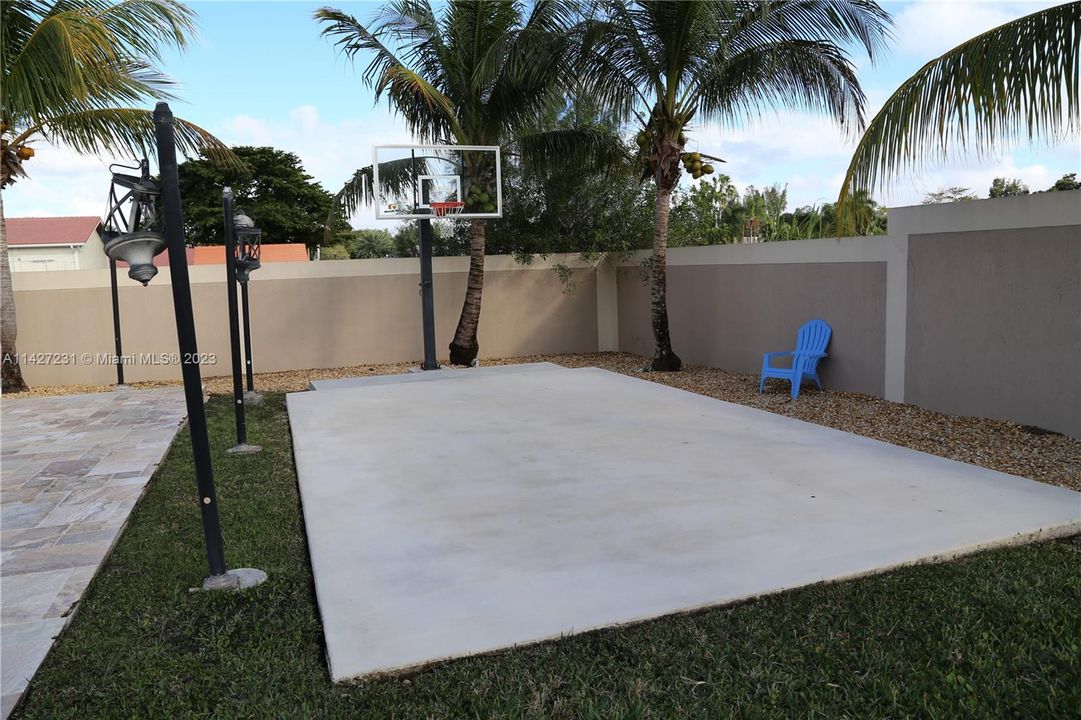 最近售出: $2,800,000 (7 贝兹, 4 浴室, 5965 平方英尺)