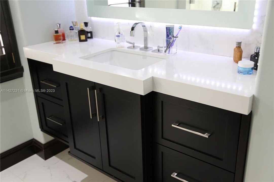 最近售出: $2,800,000 (7 贝兹, 4 浴室, 5965 平方英尺)