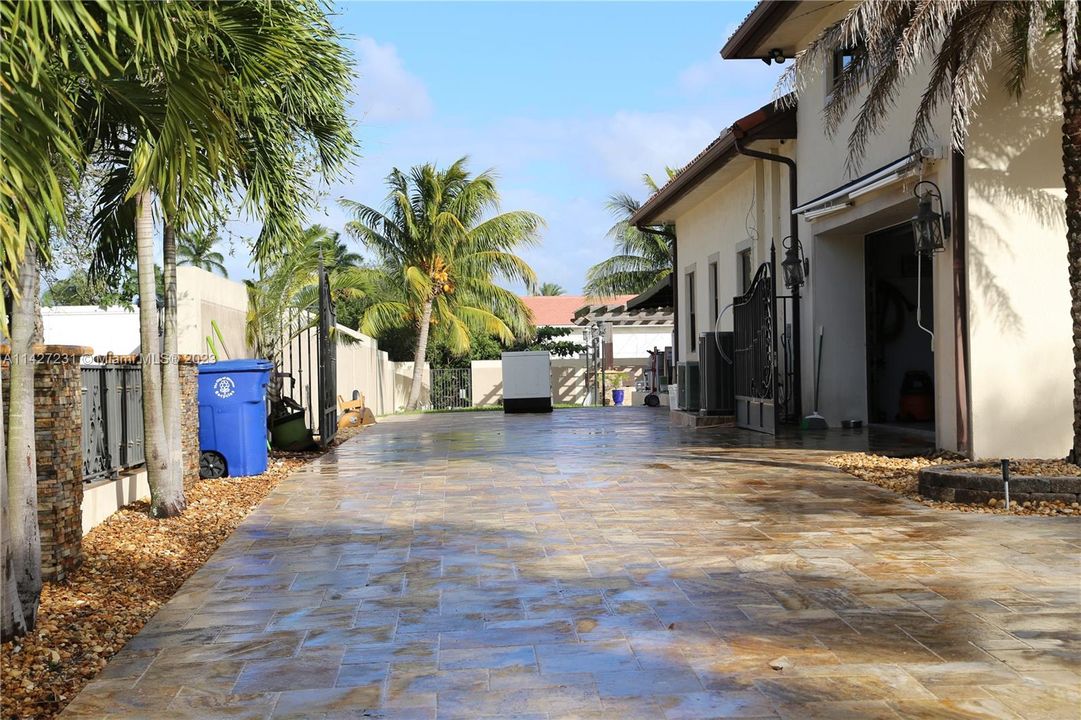 最近售出: $2,800,000 (7 贝兹, 4 浴室, 5965 平方英尺)