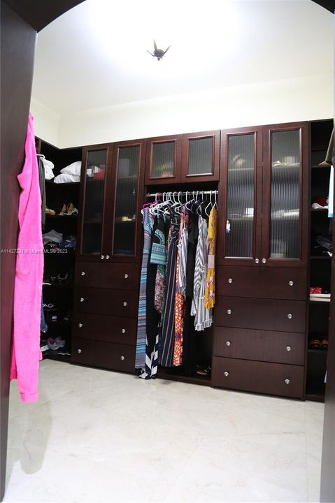 最近售出: $2,800,000 (7 贝兹, 4 浴室, 5965 平方英尺)