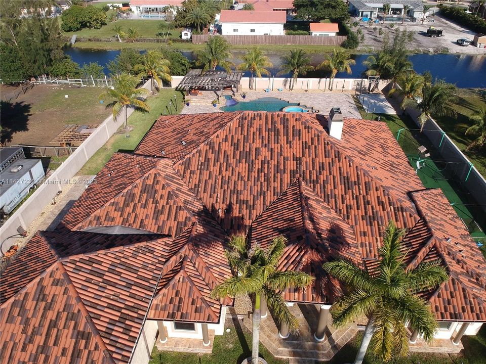 最近售出: $2,800,000 (7 贝兹, 4 浴室, 5965 平方英尺)