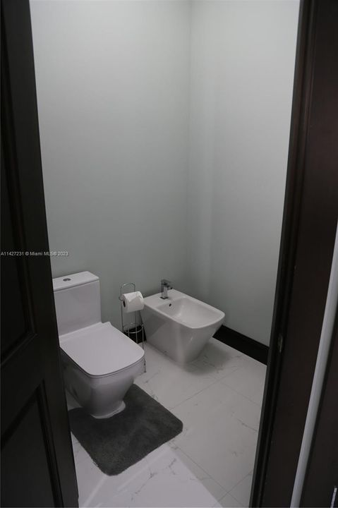 最近售出: $2,800,000 (7 贝兹, 4 浴室, 5965 平方英尺)