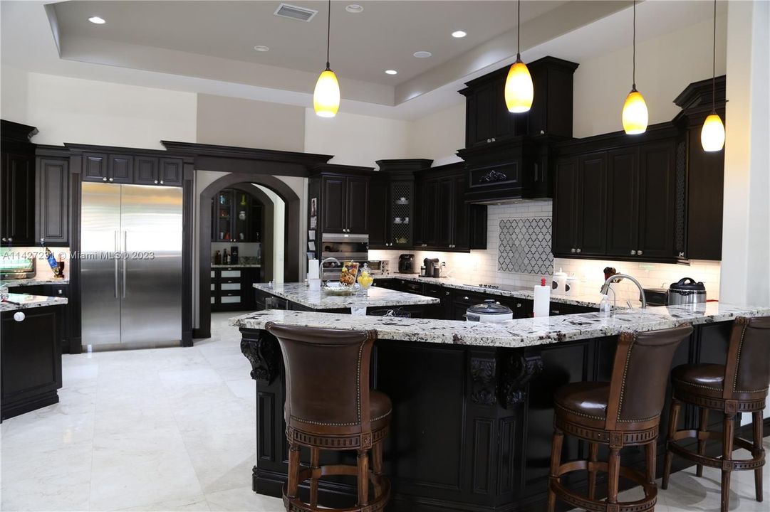 最近售出: $2,800,000 (7 贝兹, 4 浴室, 5965 平方英尺)