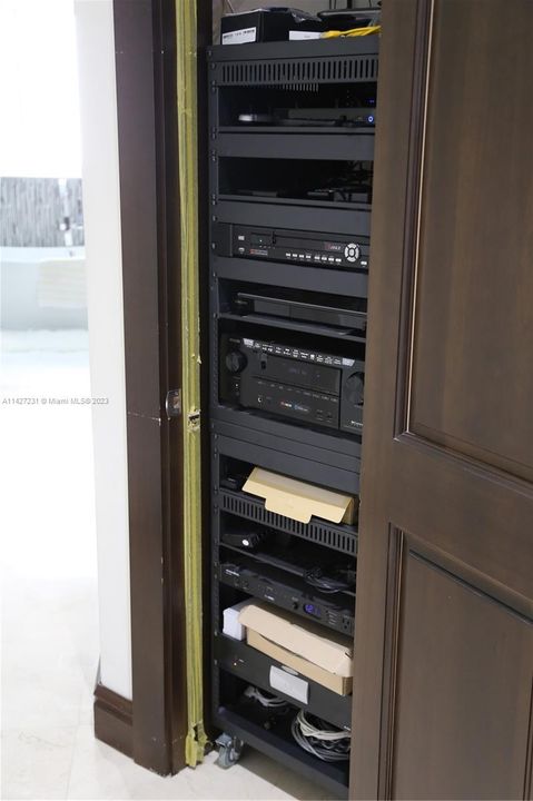 最近售出: $2,800,000 (7 贝兹, 4 浴室, 5965 平方英尺)