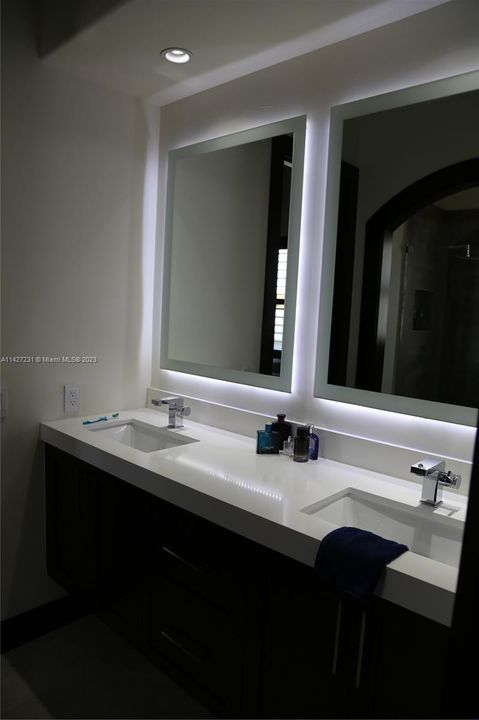 最近售出: $2,800,000 (7 贝兹, 4 浴室, 5965 平方英尺)