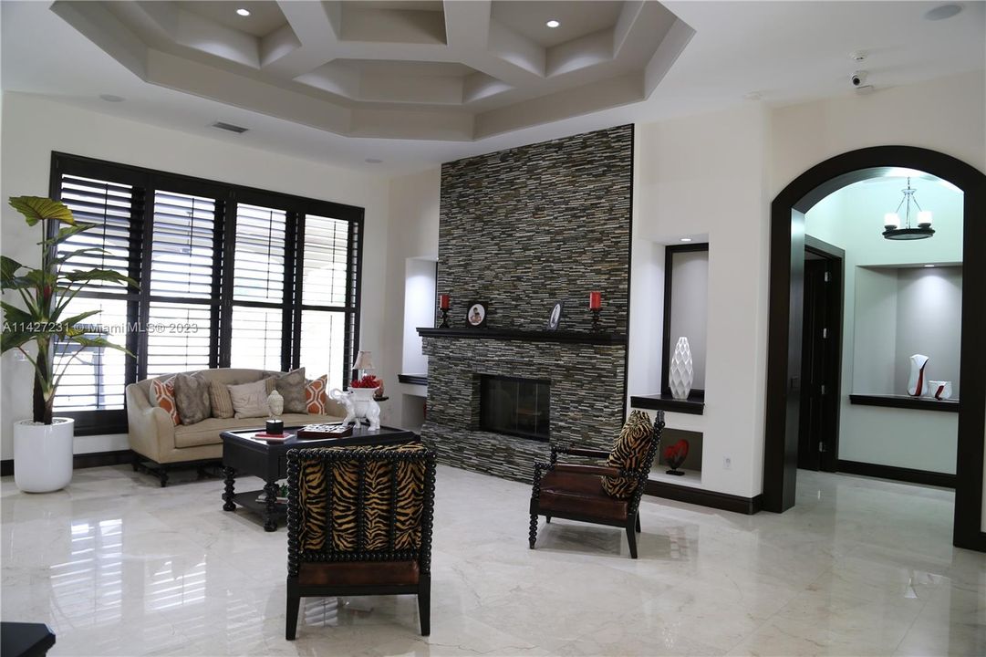 最近售出: $2,800,000 (7 贝兹, 4 浴室, 5965 平方英尺)