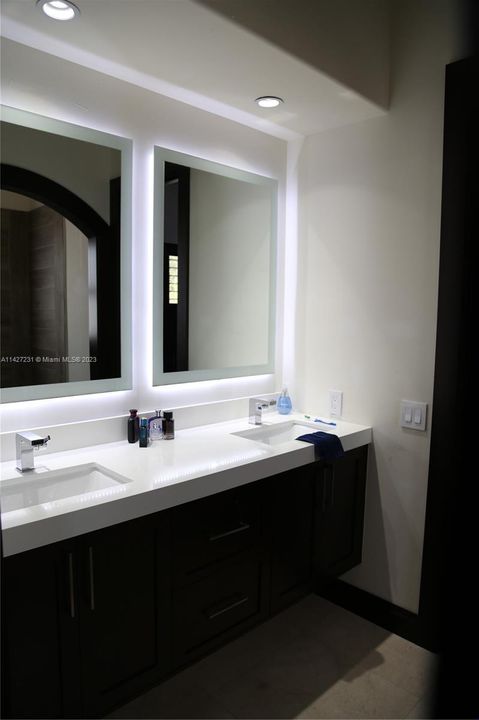 最近售出: $2,800,000 (7 贝兹, 4 浴室, 5965 平方英尺)