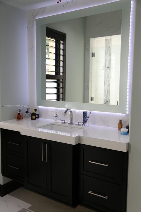 最近售出: $2,800,000 (7 贝兹, 4 浴室, 5965 平方英尺)