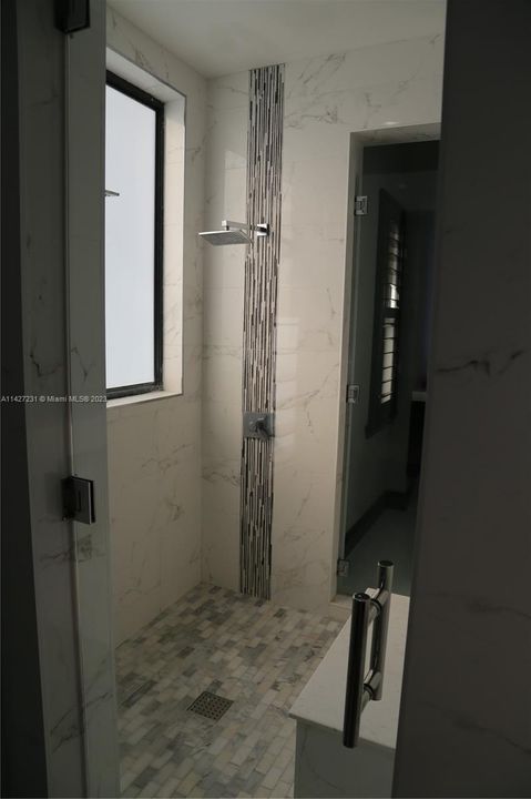 最近售出: $2,800,000 (7 贝兹, 4 浴室, 5965 平方英尺)