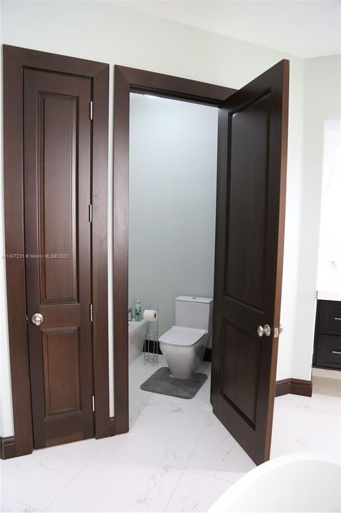 最近售出: $2,800,000 (7 贝兹, 4 浴室, 5965 平方英尺)