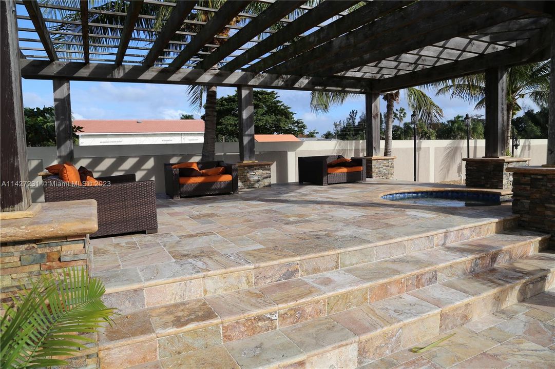 最近售出: $2,800,000 (7 贝兹, 4 浴室, 5965 平方英尺)