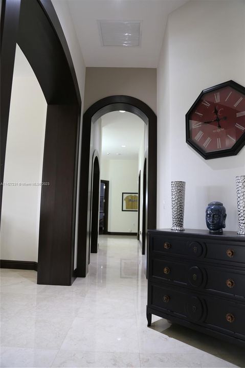 最近售出: $2,800,000 (7 贝兹, 4 浴室, 5965 平方英尺)