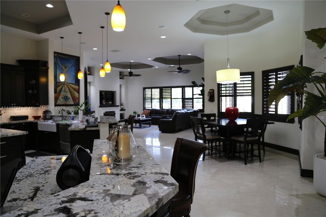 最近售出: $2,800,000 (7 贝兹, 4 浴室, 5965 平方英尺)