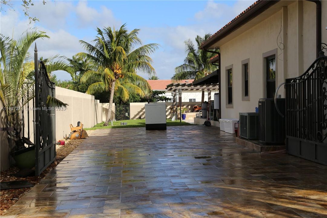 最近售出: $2,800,000 (7 贝兹, 4 浴室, 5965 平方英尺)