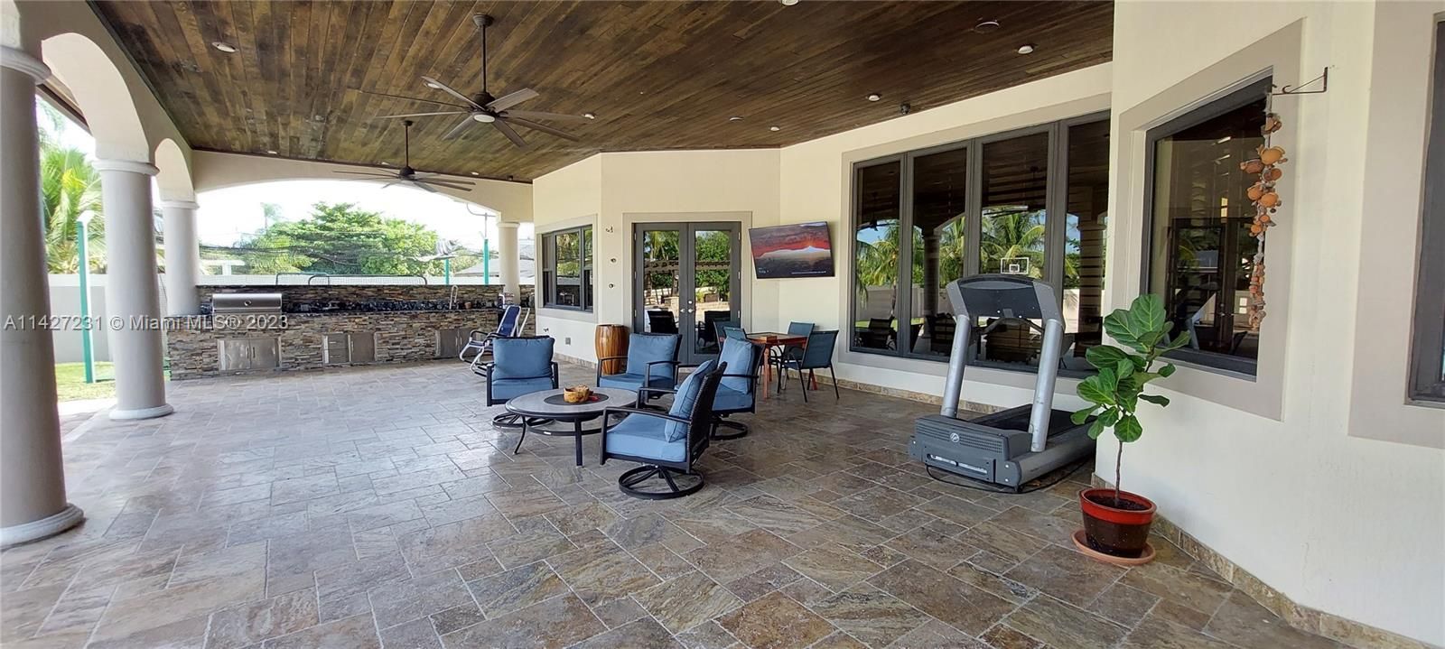 最近售出: $2,800,000 (7 贝兹, 4 浴室, 5965 平方英尺)