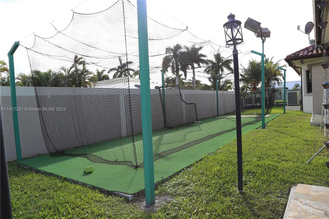 最近售出: $2,800,000 (7 贝兹, 4 浴室, 5965 平方英尺)