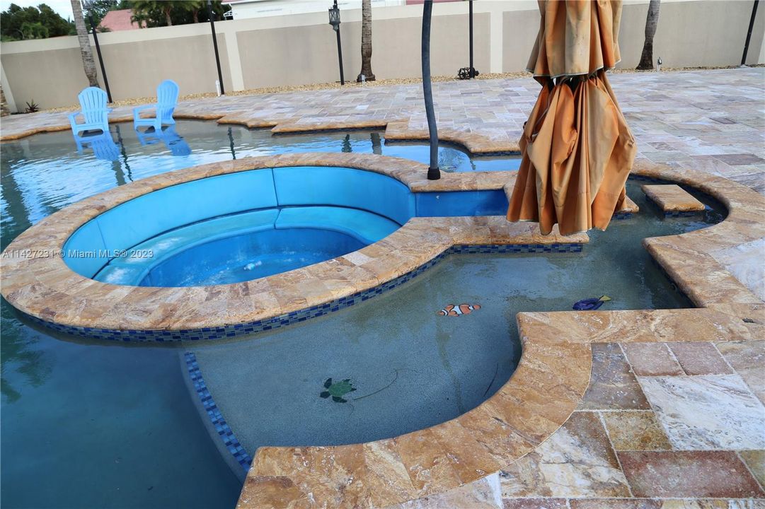 最近售出: $2,800,000 (7 贝兹, 4 浴室, 5965 平方英尺)