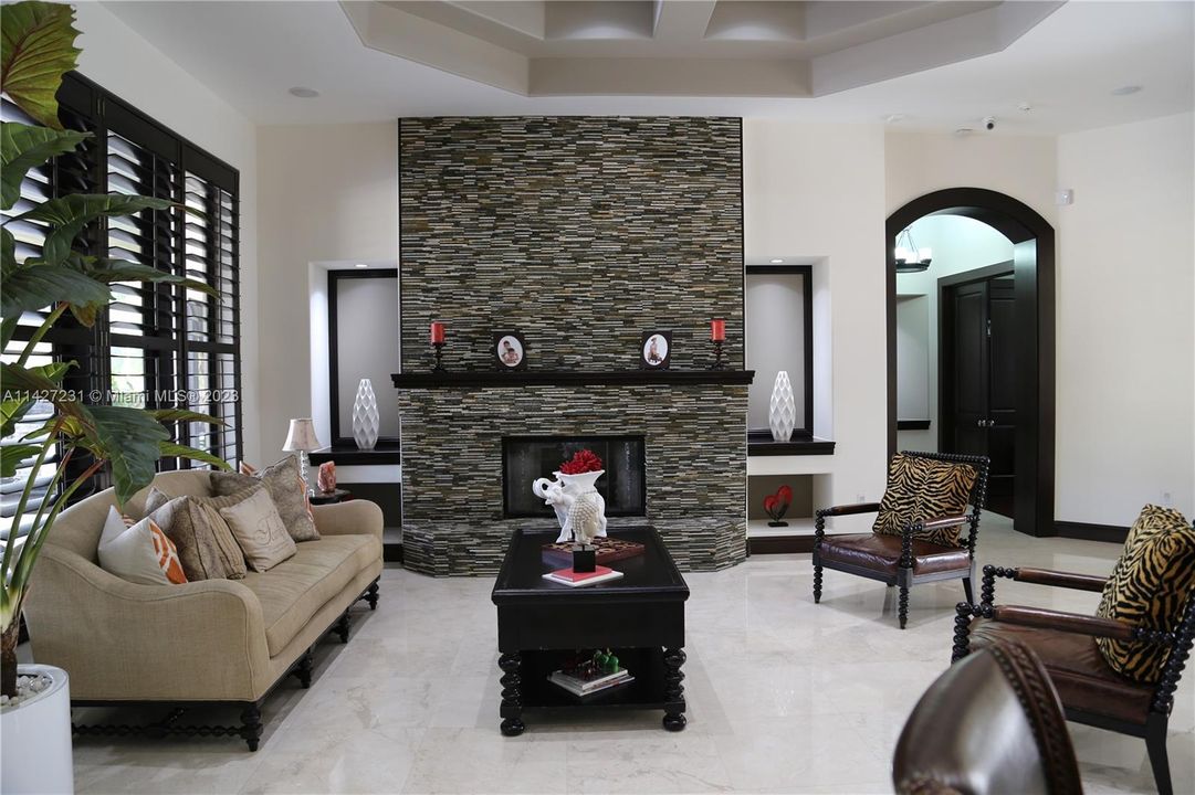 最近售出: $2,800,000 (7 贝兹, 4 浴室, 5965 平方英尺)