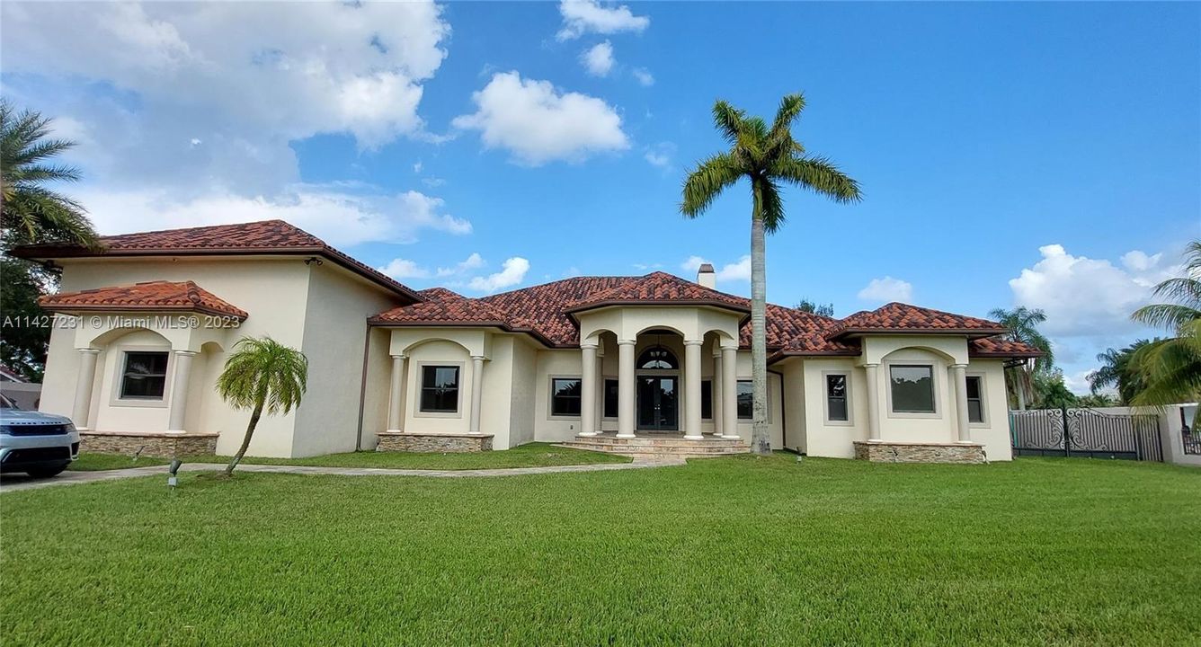 最近售出: $2,800,000 (7 贝兹, 4 浴室, 5965 平方英尺)