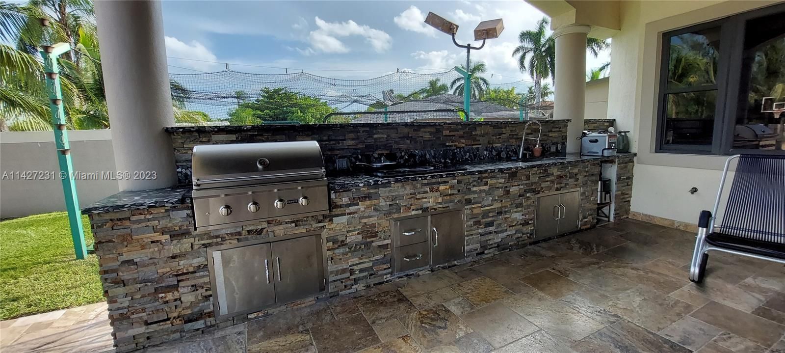 最近售出: $2,800,000 (7 贝兹, 4 浴室, 5965 平方英尺)