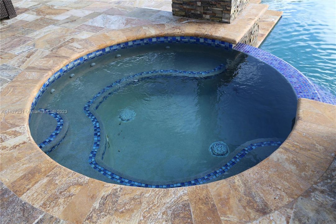 最近售出: $2,800,000 (7 贝兹, 4 浴室, 5965 平方英尺)