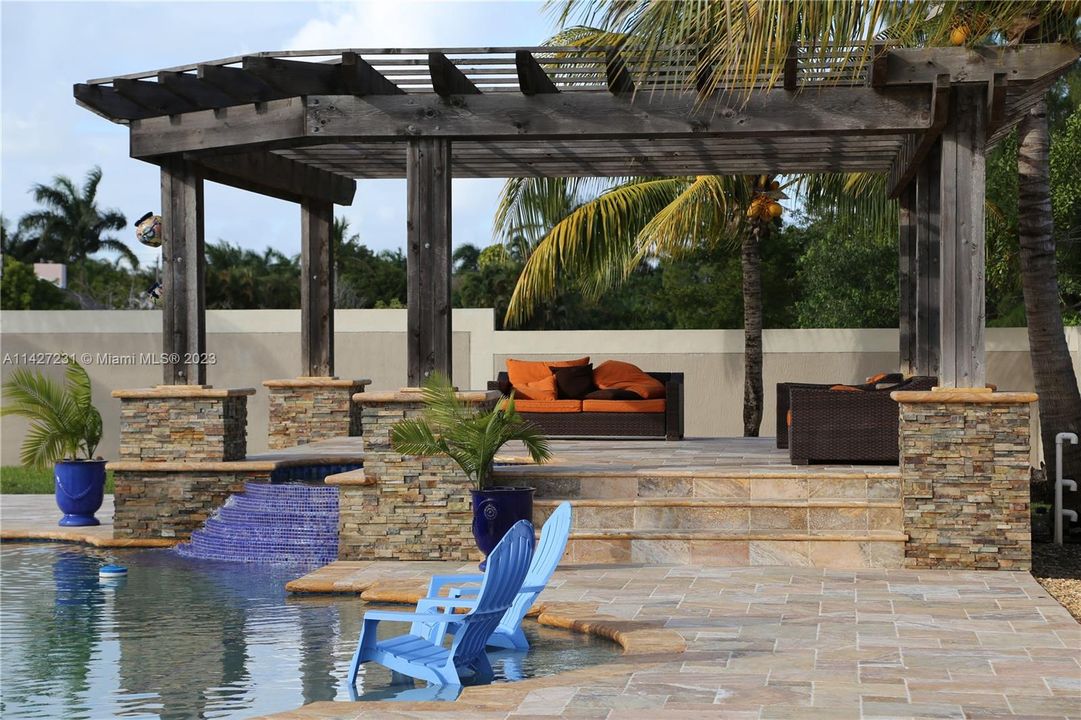 最近售出: $2,800,000 (7 贝兹, 4 浴室, 5965 平方英尺)