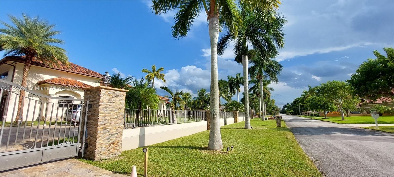 最近售出: $2,800,000 (7 贝兹, 4 浴室, 5965 平方英尺)