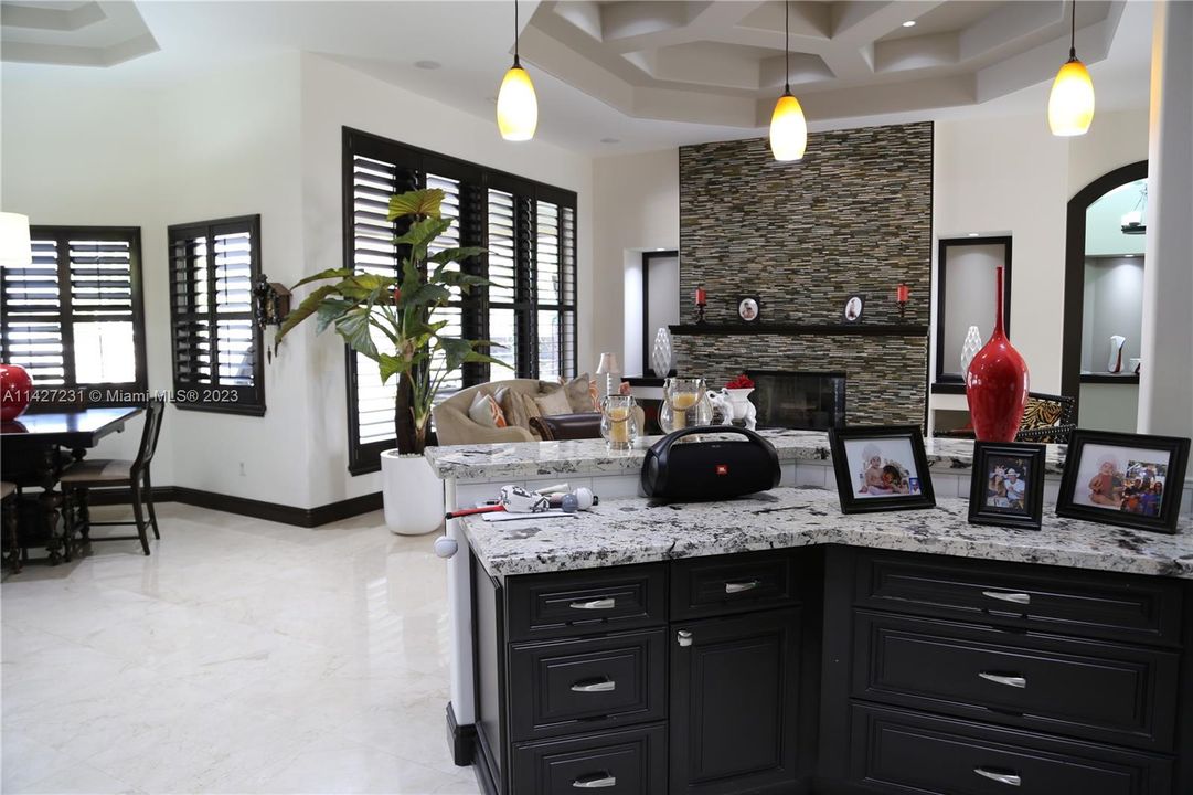 最近售出: $2,800,000 (7 贝兹, 4 浴室, 5965 平方英尺)