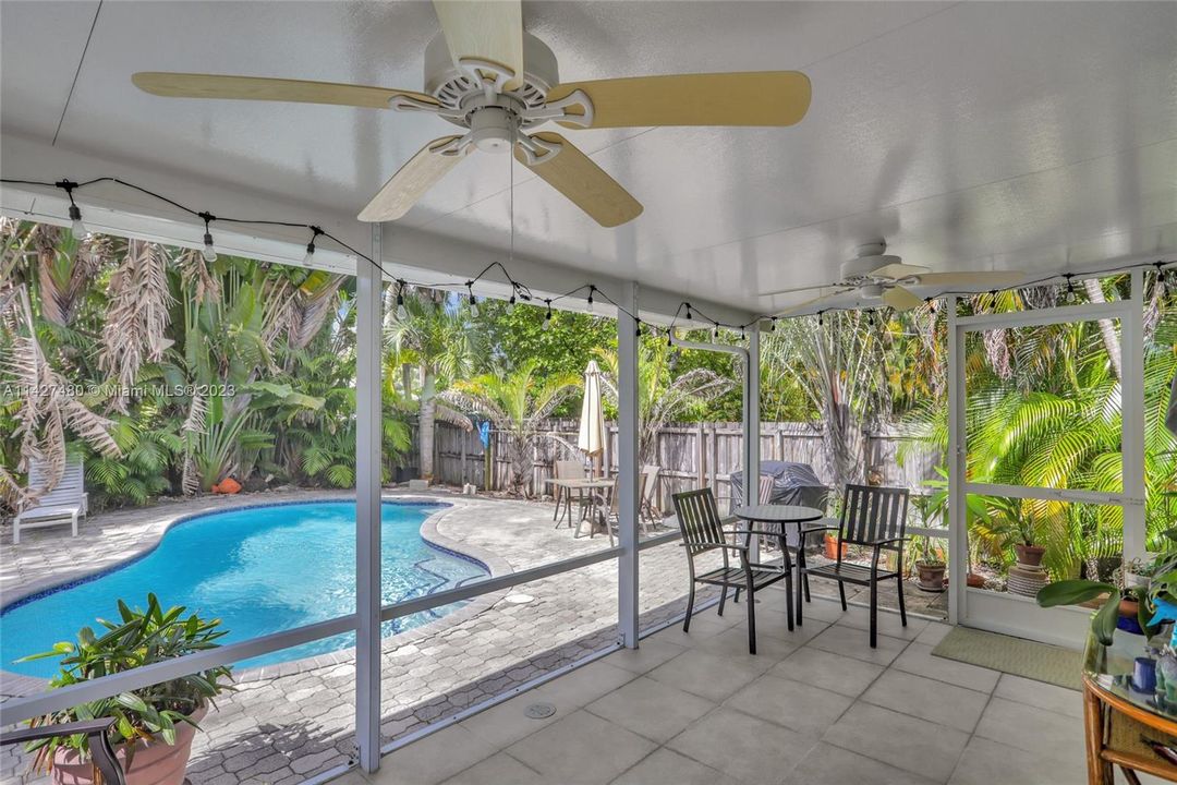 Recently Sold: $550,000 (2 beds, 2 baths, 1302 Square Feet)