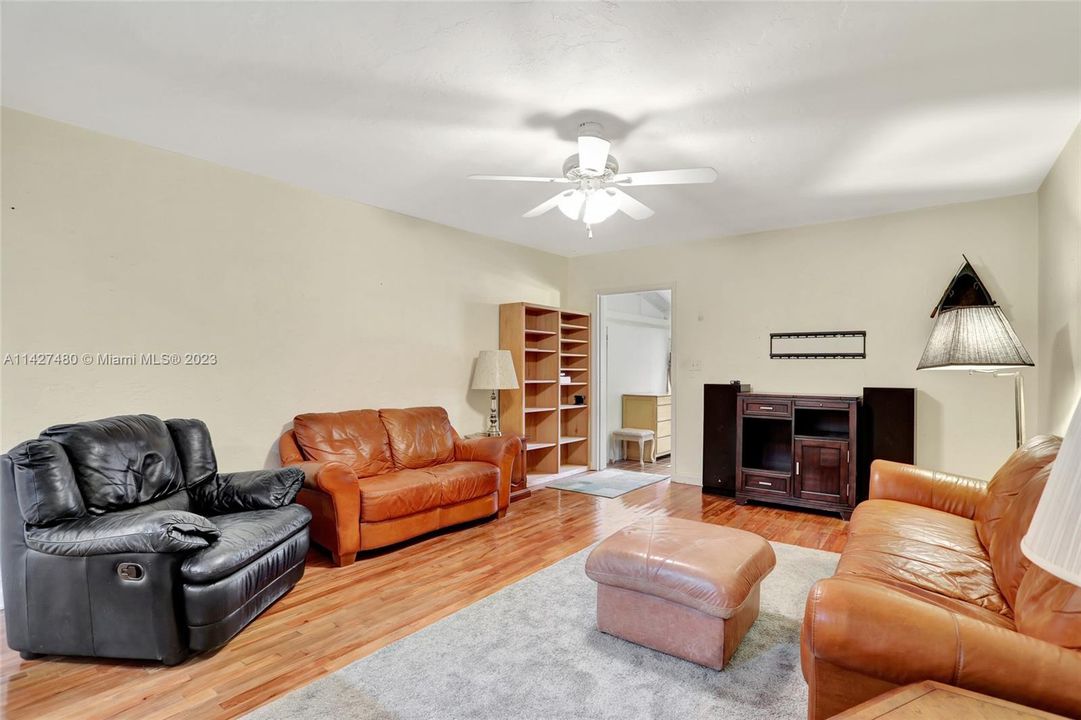 Recently Sold: $550,000 (2 beds, 2 baths, 1302 Square Feet)