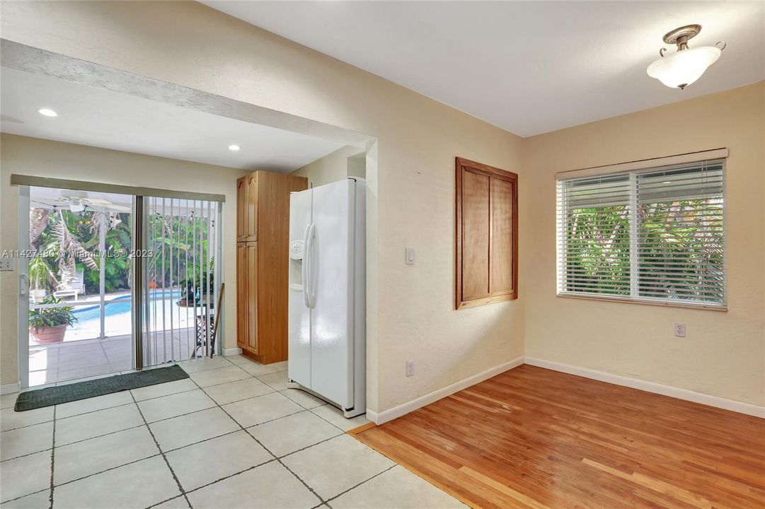 Recently Sold: $550,000 (2 beds, 2 baths, 1302 Square Feet)