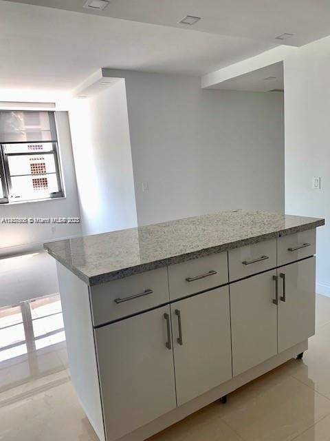 For Sale: $465,000 (1 beds, 2 baths, 961 Square Feet)