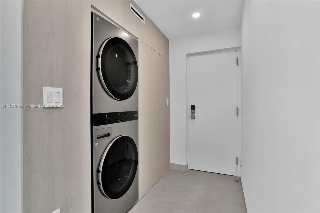 Recently Sold: $2,500,000 (3 beds, 3 baths, 2690 Square Feet)