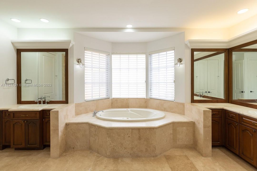 Recently Rented: $20,000 (4 beds, 4 baths, 5860 Square Feet)