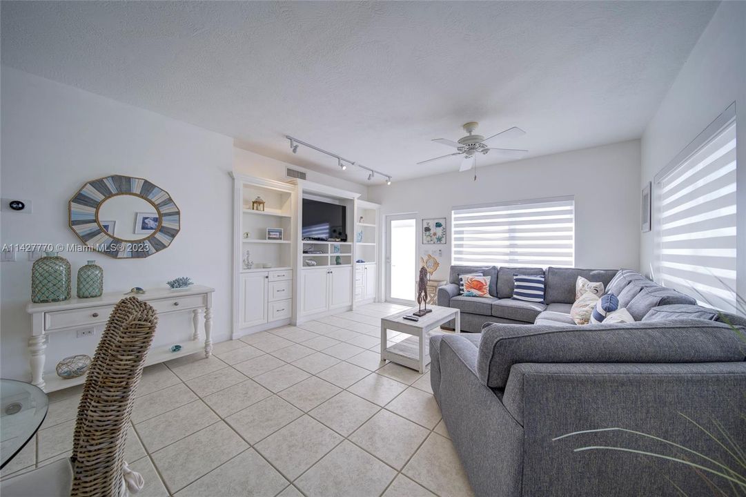 Recently Sold: $1,590,000 (3 beds, 2 baths, 1996 Square Feet)