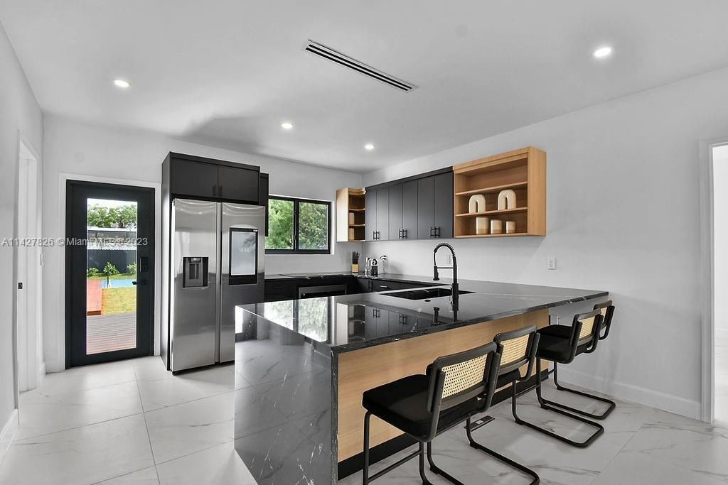 Недавно продано: $1,029,000 (4 спален, 3 ванн, 1639 Квадратных фут)