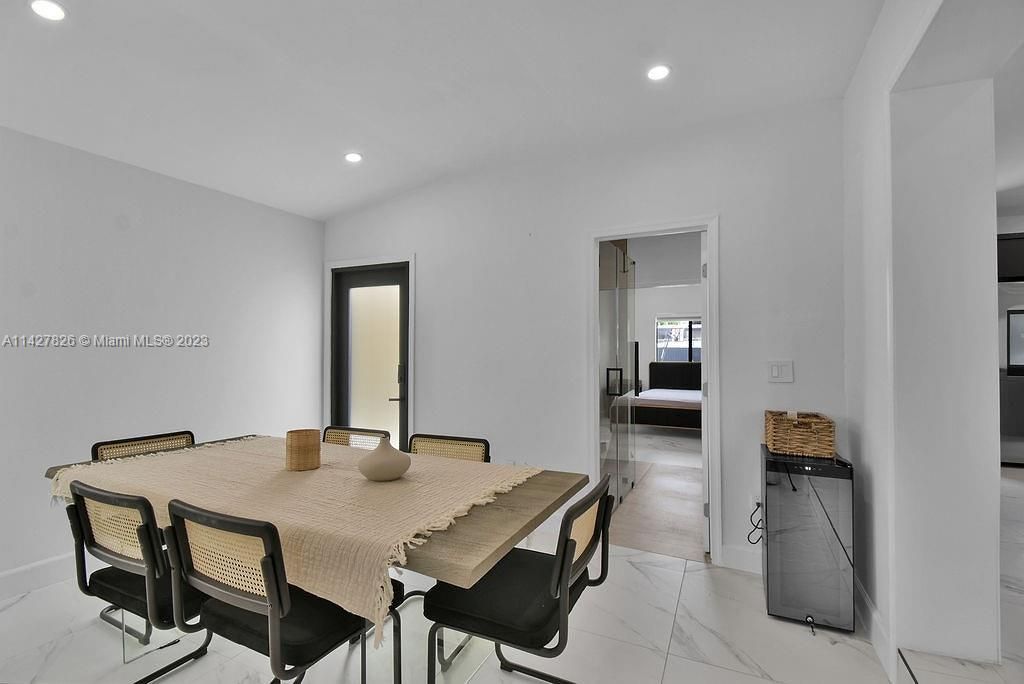 Недавно продано: $1,029,000 (4 спален, 3 ванн, 1639 Квадратных фут)