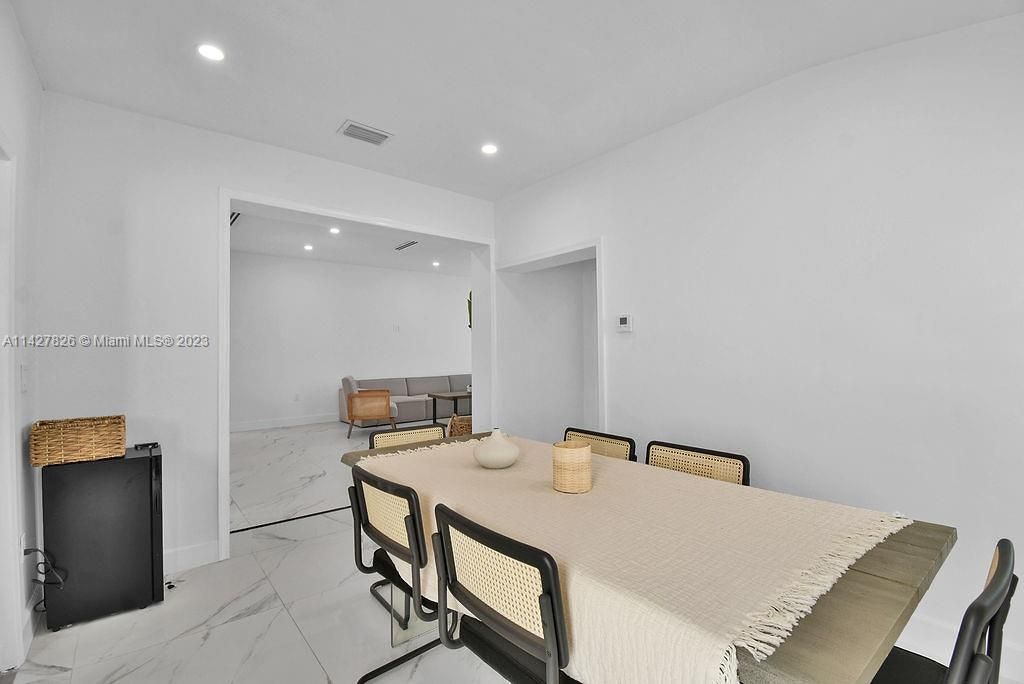 Недавно продано: $1,029,000 (4 спален, 3 ванн, 1639 Квадратных фут)