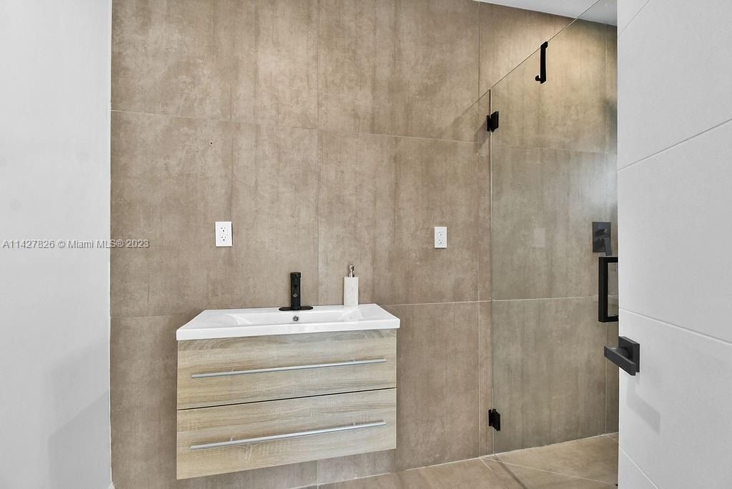 Недавно продано: $1,029,000 (4 спален, 3 ванн, 1639 Квадратных фут)