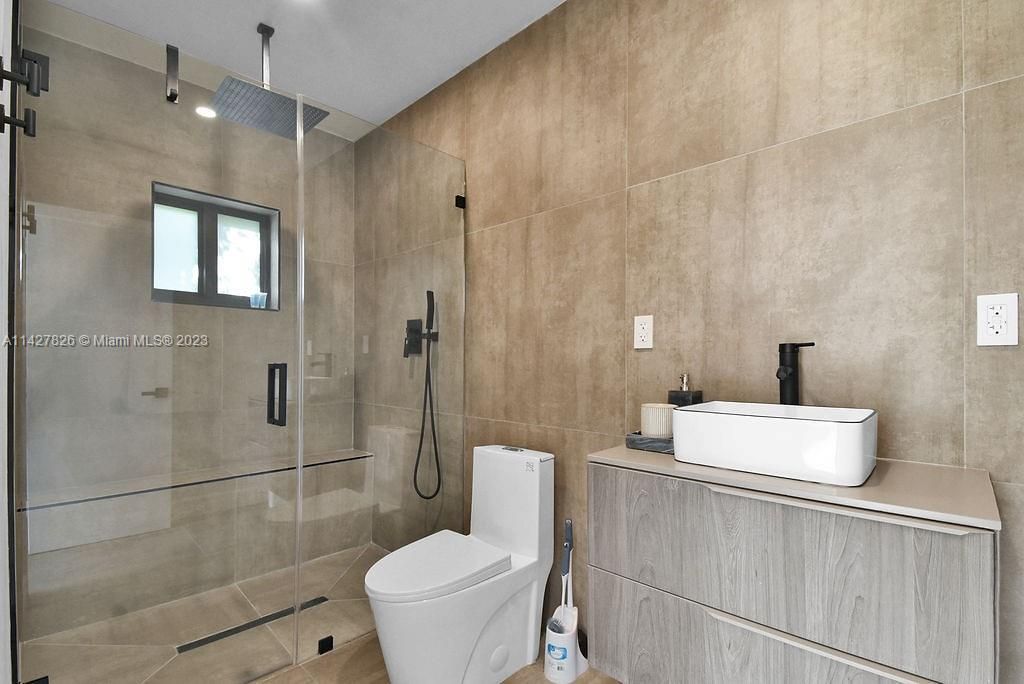 Недавно продано: $1,029,000 (4 спален, 3 ванн, 1639 Квадратных фут)