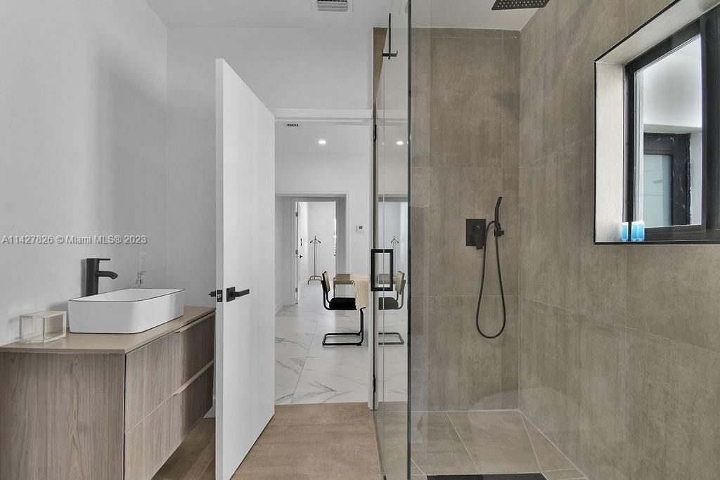 Недавно продано: $1,029,000 (4 спален, 3 ванн, 1639 Квадратных фут)