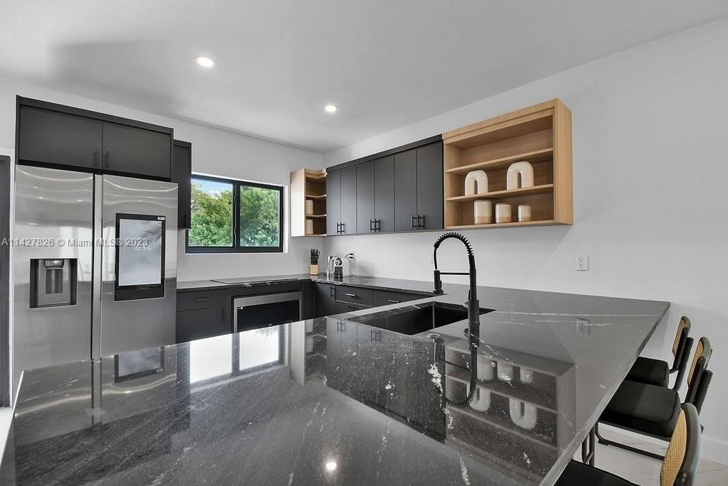 Недавно продано: $1,029,000 (4 спален, 3 ванн, 1639 Квадратных фут)