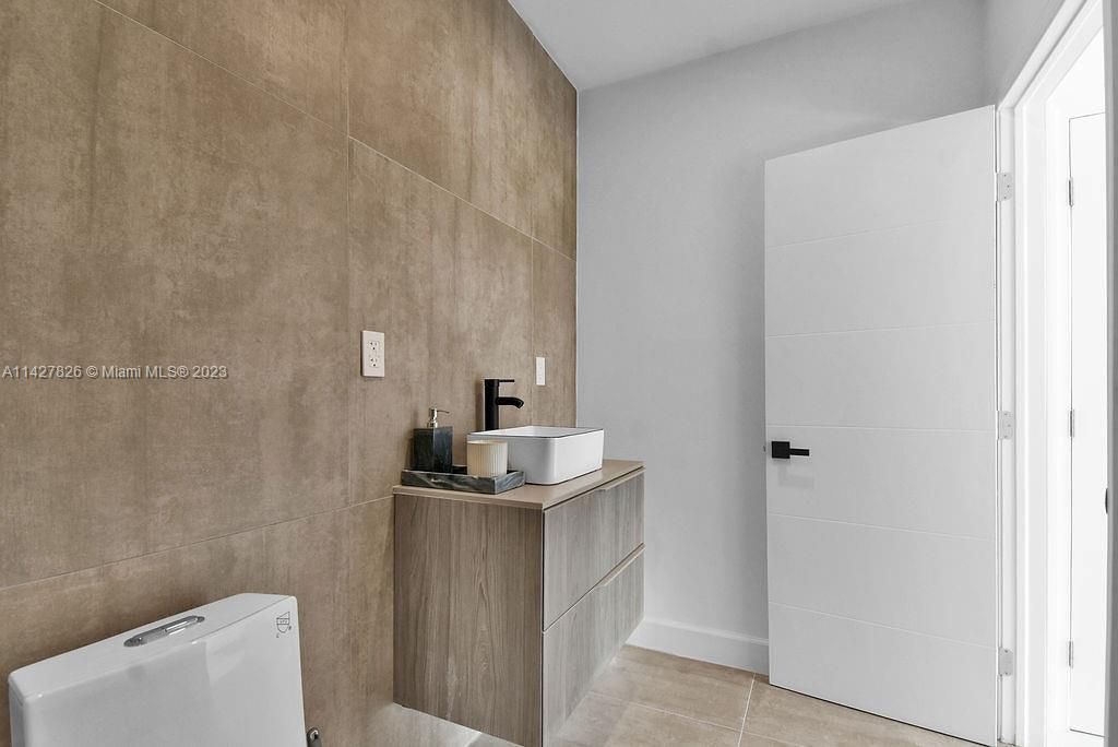 Недавно продано: $1,029,000 (4 спален, 3 ванн, 1639 Квадратных фут)