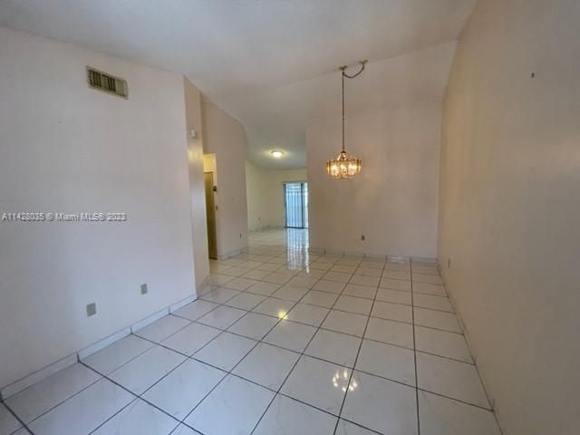 Недавно продано: $398,000 (3 спален, 2 ванн, 1290 Квадратных фут)