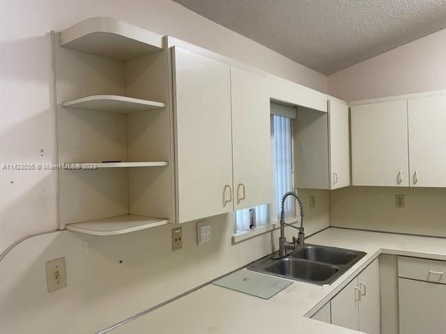 Недавно продано: $398,000 (3 спален, 2 ванн, 1290 Квадратных фут)