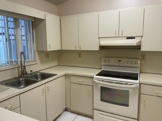 Недавно продано: $398,000 (3 спален, 2 ванн, 1290 Квадратных фут)